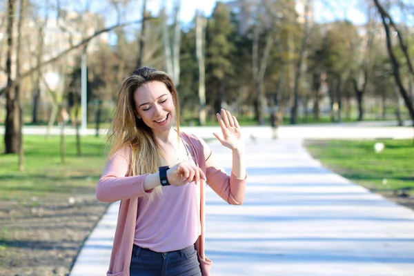 Smartwatch 在公园里做自拍的女人. — 图库照片