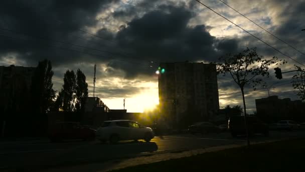 Západ slunce paprsky a silnici s budováním cloudscape pozadí. — Stock video