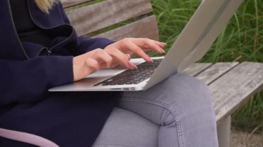 Ağır çekimde dışında dizüstü klavye yazarak metin yazarı eller yukarı kapatın.