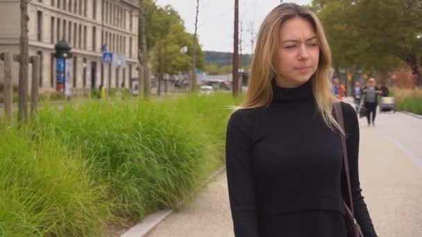 Vacker kvinna promenader utanför och viftande hand i slow motion. — Stockvideo