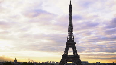 Eyfel Kulesi cennet arka plan ile.