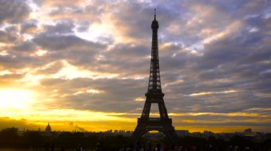 Uçan Kuş ve Eyfel Kulesi ile günbatımı arka plan.