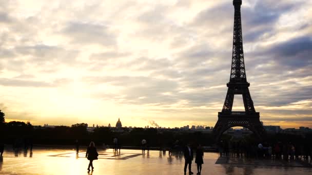 Spaziergänger in der Nähe des Eiffelturms mit wolkenlosem Hintergrund. — Stockvideo