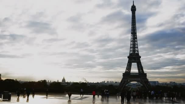 Turistas caminhando perto da Torre Eiffel em dia nublado . — Vídeo de Stock