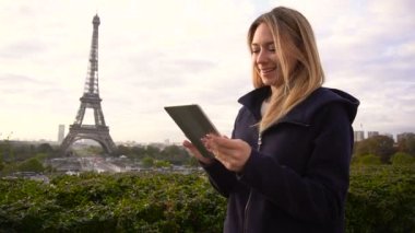Eiffel Tower yakınındaki tablet tarama ferah kadın kişi.