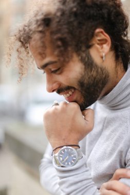 Afro Amerikalı adam giyen gri boğazlı kazak ve kıvırcık olan kahverengi saçlı.