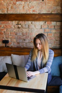 Kahve ve luncheonette defterde yakın oturan mutlu kız.