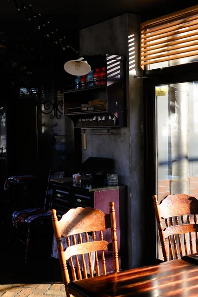 Chaises et table brunes en bois au café près de la porte . — Photo