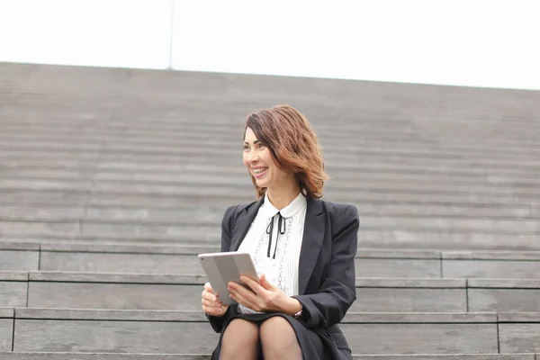 Gerente sentada en escaleras con tableta y trabajando . — Foto de Stock