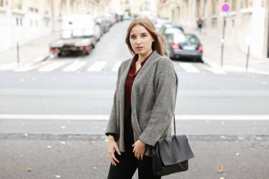 Sarışın güzel öğrenci otomobil City yakınında sokakta yürüme.