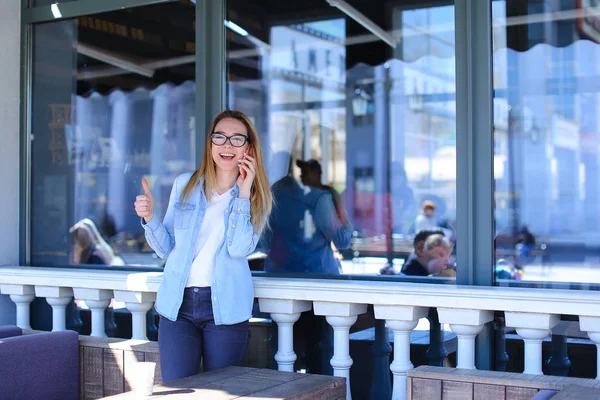 여자 학생 거리 카페에서 서 고 얘기 하는 스마트폰. — 스톡 사진