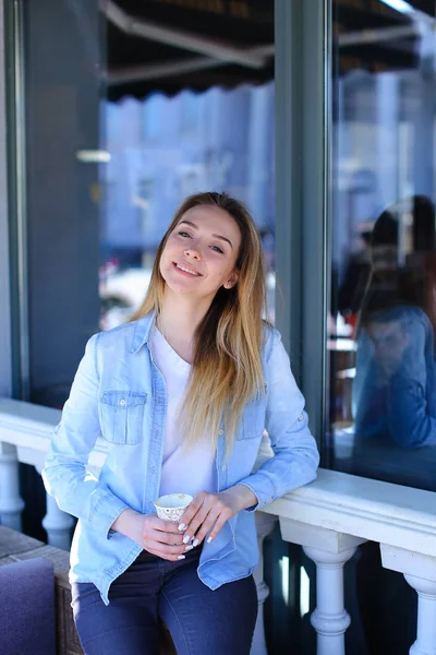 Charmante vrouwelijke persoon in de buurt van venster zitten en thee drinken. — Stockfoto