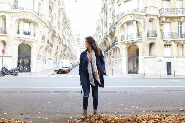 Çin şık uluslararası öğrenci düşen yapraklar ile sokakta duran.