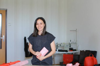 Güzel kadın pembe deri cüzdan ev atelier adlı yapım.