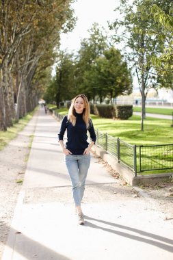 Şehirde yürüyüş ve bahar havanın tadını genç Avrupa kız.