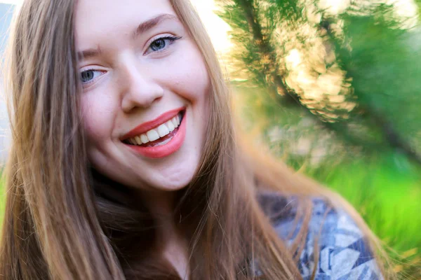 Close up face of charming girl with green background. — Stock Photo, Image