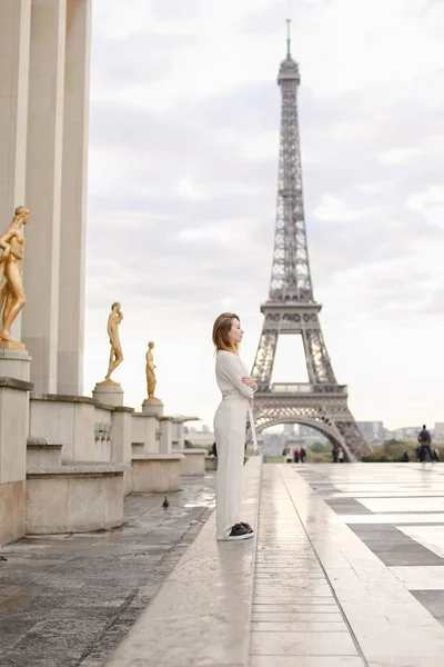 도금한 동상과 에펠 탑 근처 Trocadero 광장에 산책 하는 백인 여자. — 스톡 사진