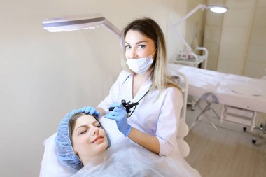 Erkek güzellik uzmanı nitelikli kalıcı makyaj yordamla elde.