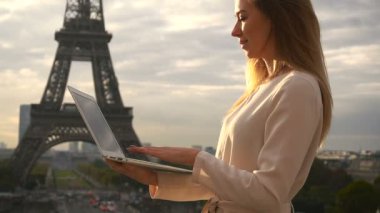Eiffel Tower yakınındaki laptop yavaş tarafından sohbet büyüleyici kadın.