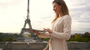 Eiffel Tower yakınındaki dizüstü bilgisayar yavaş hareket ile çalışma başarılı iş kadını.