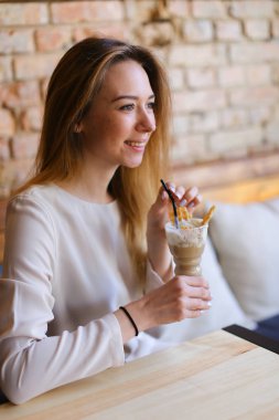 Genç kafede oturan ve emir bekliyoruz blogger fotoğraf.