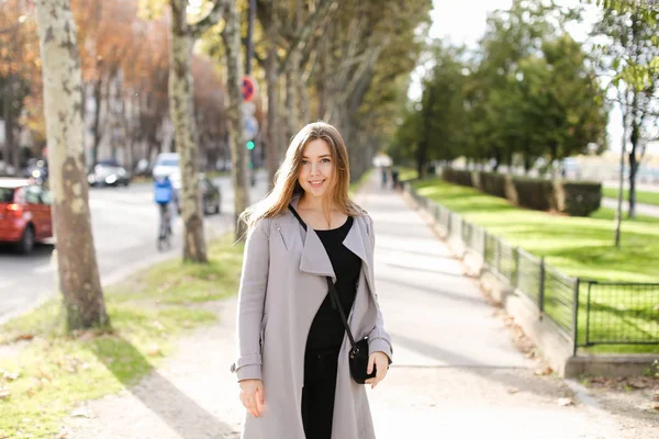 Dame spaziert durch die Stadt und genießt Frühlingswetter. — Stockfoto