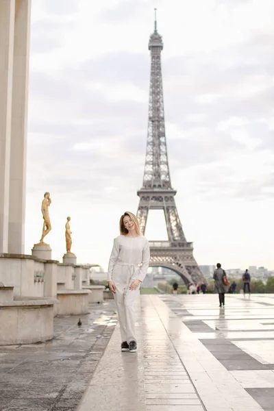 Bardzo kobiece idący na placu Trocadero, niedaleko złoconych posągów i Wieża Eiffla. — Zdjęcie stockowe