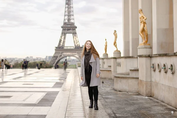 Ładna kobieta stojąc na placu Trocadero, niedaleko złoconych posągów i Wieża Eiffla. — Zdjęcie stockowe