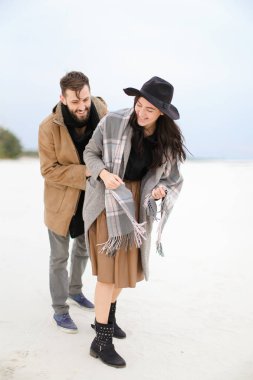 Mutlu kız ve kat ve kış kar arka planda duran tulum giyen adam.