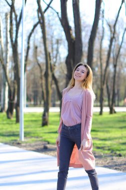 Neşeli kız bahar Park'ta dinlenme.