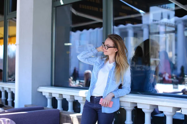 Mujer Ypoung de pie cerca de la ventana con teléfono inteligente . —  Fotos de Stock