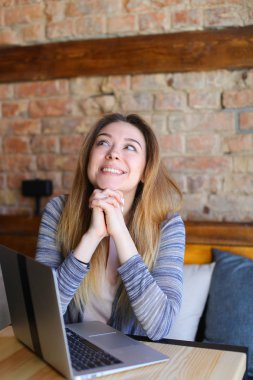 Café'de modern laptop ile dinlenme ferah öğrenci.