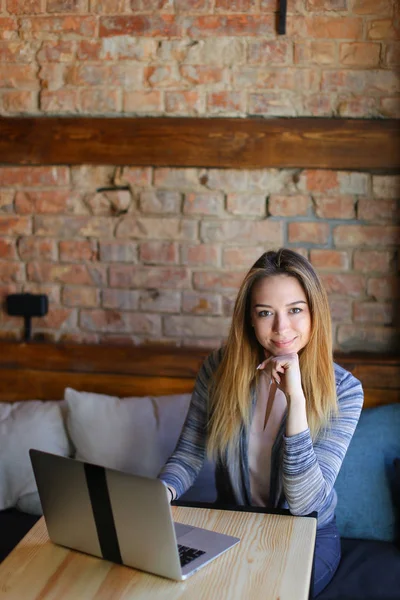 Tablo defter coffee House yakın oturan gülümseyen kız.