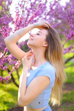 Sevimli kadın çiçek açan ağaçlar Parkı dinlenme.