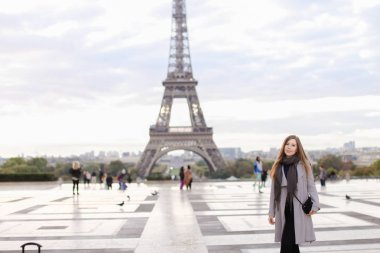 Gri ceket ayakta Eyfel Kulesi Paris yakınındaki güzel kadın.