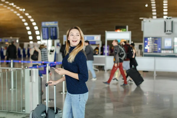 Kaukaski kobiece osoba rozmowy przez smarphone Lotnisko Hall. — Zdjęcie stockowe