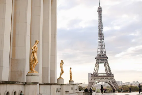 Square of Trocadero and gilded statues in Eiffel Tower backgound, Paris. — Stock Photo, Image