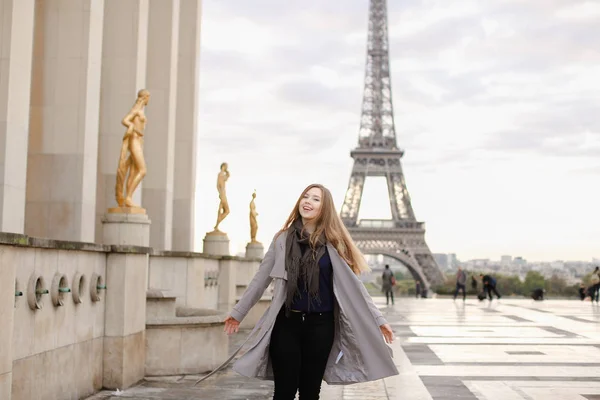 도금한 동상과 에펠 탑 근처 Trocadero 광장에 서 있는 매력적인 여자. — 스톡 사진