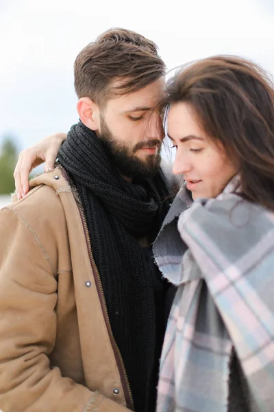 Cerca de la mujer caucásica y el hombre abrazando y usando bufanda . —  Fotos de Stock