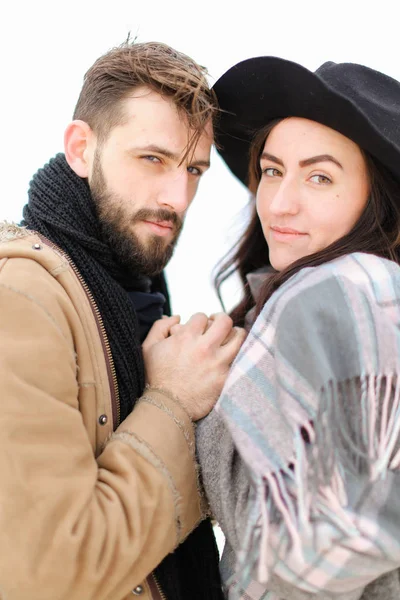 Портрет кавказька пара, одягнений у білий фон шарф і шапочка. — стокове фото