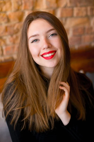 Encantadora chica hermosa con labios escarlata . — Foto de Stock