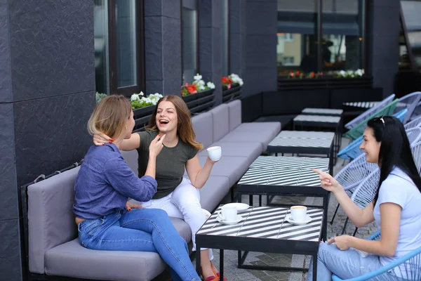 Feliz reunión de amas de casa en la cafetería y beber café . — Foto de Stock