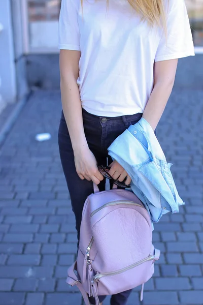 Підліток стоїть з рожевим рюкзаком зовні . — стокове фото