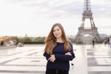 Güzel Bayan Paris'te Eyfel Kulesi arka planda ayakta.