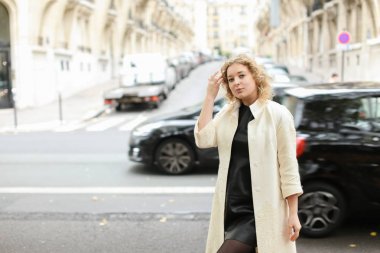 Şehirde yürüyüş ve yol arka planda duran öğretmen.