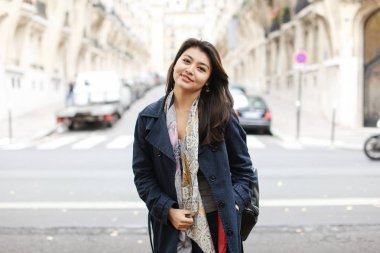 Sokak arka planda durmuş, sınıfları sonra yürüyüş Asya neşeli öğrenci.