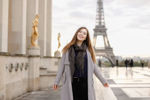 도금한 동상과 에펠 탑 근처 Trocadero 광장에 서 있는 쾌활 한 여자. — 스톡 사진