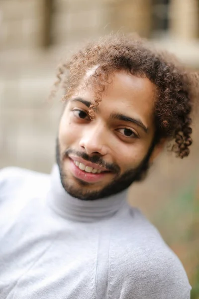 Zblízka tváří afro americký hezký mužské osoby s hnědé kudrnaté vlasy. — Stock fotografie