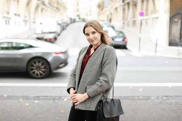 Blond studentka spaceru ulicy w pobliżu samochodów w mieście. — Zdjęcie stockowe