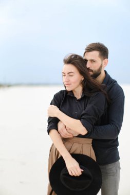 Tek sesli arka planda sarılma kadın genç erkek portresi.